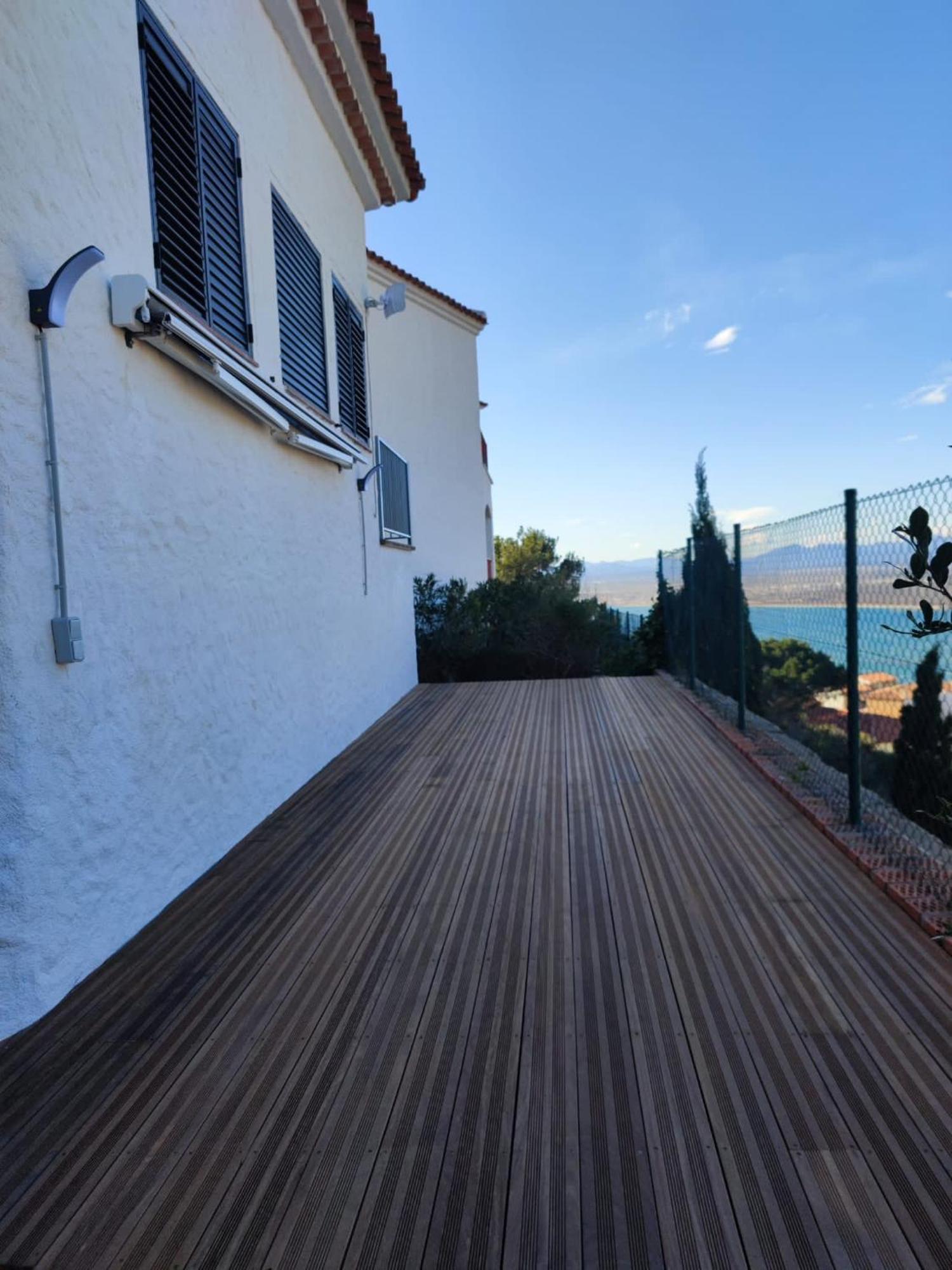 Maison Avec Piscine Commune Et Vue Roses